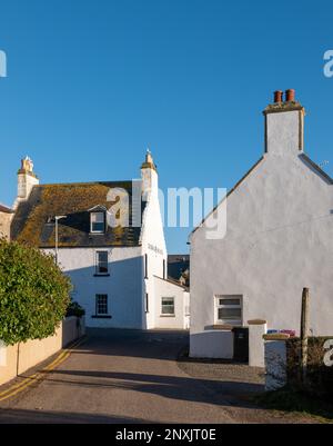 26. Februar 2023 Findhorn, Moray, Schottland. Dies ist die Straße mit dem Crown and Anchor Inn, Pub, Restaurant und Unterkünften im kleinen Dorf Stockfoto