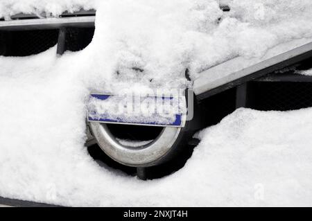 Volvo Car-Logo auf dem Kühlergrill unter einer Schneeschicht. Verkehr. Stockfoto