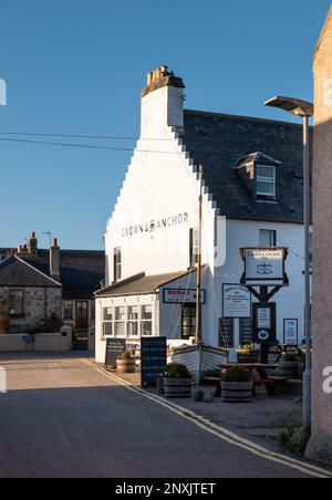 26. Februar 2023 Findhorn, Moray, Schottland. Dies ist die Straße mit dem Crown and Anchor Inn, Pub, Restaurant und Unterkünften im kleinen Dorf Stockfoto