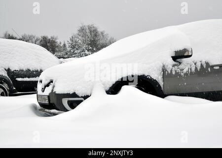 Volvo-Auto auf einer verschneiten Straße. Verkehr. Stockfoto