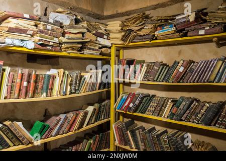 Mauretanien, Chinguetti, islamische Bibliothek, Saif Al Islam, Kurator der Ahmed Mahmoud-Bibliothek, die zum UNESCO-Weltkulturerbe gehört Stockfoto