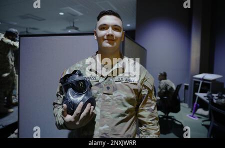 USA Army Staff Sgt. Chase McKissick, ein Infanterie-Mann bei Charlie Company, 1. Bataillon, 112. Infanterie-Regiment, 56. Stryker-Brigade-Kampfteam, 28. Infanterie-Division trainiert Soldaten bei einem Engagement Skills Trainer in Fort Indiantown Gap, Pa 4. Februar 2023. „Es ist ein guter Anfang für unser Unternehmen. Diese Schulung ermöglicht es uns, unsere Grundlagen zu perfektionieren, ohne in einer rauen Umgebung zu sein“, so McKissick. Das EST ist auch eine großartige Gelegenheit für Soldaten, ihre Fähigkeiten zu verbessern, ohne lebendige Munition zu verwenden. „Unsere Soldaten können das Format der verstehen Stockfoto