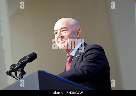 US-Minister für Heimatsicherheit Alejandro Mayorkas spricht vor US-Präsident Joe Biden und dankt den Mitarbeitern des Department of Homeland Security (DHS) für ihren Service für unser Land in den letzten 20 Jahren im Department of Homeland Security in Washington, DC am Mittwoch, den 1. März 2023.Guthaben: Chris Kleponis/Pool via CNP/MediaPunch Stockfoto