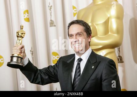 Regisseur Lee Unkrich, Gewinner des Preises für den besten Animationsfilm für „Toy Story 3“, posiert im Pressesaal bei den 83. Annual Academy Awards, die am 27. Februar 2011 im Kodak Theatre in Hollywood, Kalifornien, stattfinden. Foto: Francis Specker Stockfoto