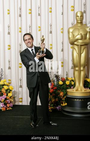 Regisseur Lee Unkrich, Gewinner des Preises für den besten Animationsfilm für „Toy Story 3“, posiert im Pressesaal bei den 83. Annual Academy Awards, die am 27. Februar 2011 im Kodak Theatre in Hollywood, Kalifornien, stattfinden. Foto: Francis Specker Stockfoto