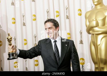 Regisseur Lee Unkrich, Gewinner des Preises für den besten Animationsfilm für „Toy Story 3“, posiert im Pressesaal bei den 83. Annual Academy Awards, die am 27. Februar 2011 im Kodak Theatre in Hollywood, Kalifornien, stattfinden. Foto: Francis Specker Stockfoto