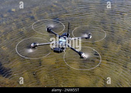 Ein Skydio X2 UAS (Short-Range Unmanned Aircraft System) schwebt über flachen Gewässern im Luther Burbank Park auf Mercer Island, WA, Dienstag, 31. Januar. Das UAS wurde geflogen, um die Pilotenkapazitäten des Betreibers zu entwickeln, da ein neu geschaffenes Programm für unbemannte Flugzeugsysteme in verschiedene Einsätze der Küstenwache integriert wird. Stockfoto