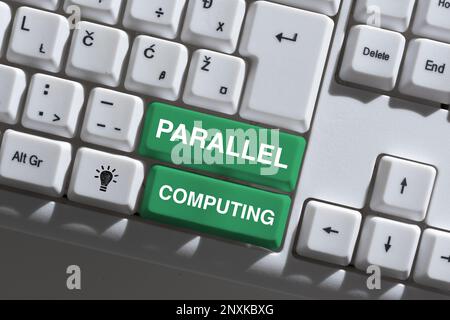 Textzeichen für Parallelverarbeitung. Geschäftskonzept simultane Berechnung mittels Software und Hardware Stockfoto