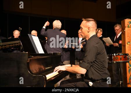 Der Norwegian Glee Club von Minneapolis bot traditionelle norwegische Musik beim American Meal Bankett, das von der Minnesota National Guard im Roy Wilkins Auditorium in St. ausgerichtet wurde Paul, Minnesota am 4. Februar 2023. Rund 400 US-Bürger und norwegische Militärangehörige werden an der Veranstaltung anlässlich des 50.-jährigen Bestehens der Norwegischen Gegenseitigkeitsbörse (NOREX) teilnehmen, der am längsten laufenden Partnerschaft für den militärischen Austausch zwischen zwei Nationen. Fotos der Nationalgarde von Minnesota: Master Sgt. Paul Santikko Stockfoto