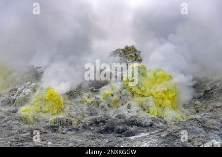 Aktive Schwefelabzüge am Mt. Iozan („Sulphur Mountain“) im Akan-Mashu-Nationalpark, Hokkaido, Japan. Stockfoto