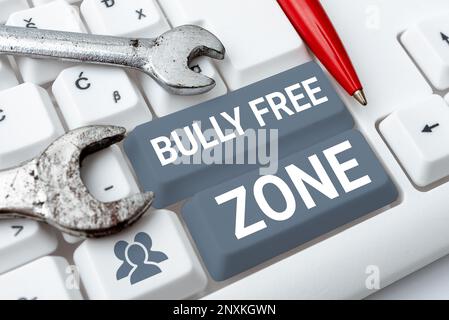 Handgeschriebenes Schild „Bully Free Zone“. Geschäftsansatz Respekt vor anderen Mobbing ist hier nicht erlaubt Stockfoto