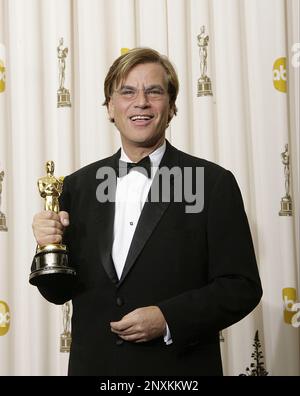 Drehbuchautor Aaron Sorkin, Gewinner des Preises für das am besten angepasste Drehbuch für „The Social Network“, posiert im Pressesaal bei den jährlichen Academy Awards 83., die am 27. Februar 2011 im Kodak Theatre in Hollywood, Kalifornien, stattfinden. Foto: Francis Specker Stockfoto