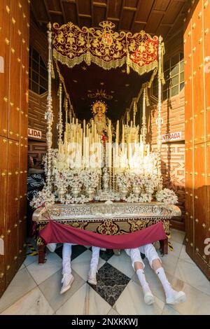 Arahal. Sevilla. Spanien. 14. April 2022. Das Pallium der Misericordia-Bruderschaft während der Prozession am Maundy-Donnerstag. Stockfoto