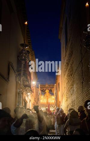 Arahal. Sevilla. Spanien. 14. April 2022. Das Pallium der Misericordia-Bruderschaft während der Prozession am Maundy-Donnerstag. Stockfoto