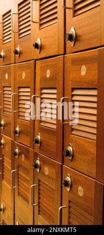 CHICAGO, ILLINOIS, USA - 11. Dezember 2015: Holzschließfächer mit Kombinationsschlössern in einem Fitnesscenter eines Luxushotels im Zentrum von Chicago Stockfoto