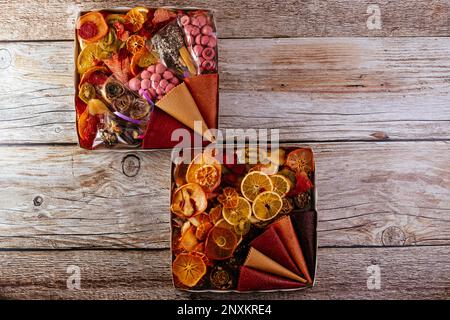 Hausgemachte Obstchips. Textur. Holzhintergrund Stockfoto