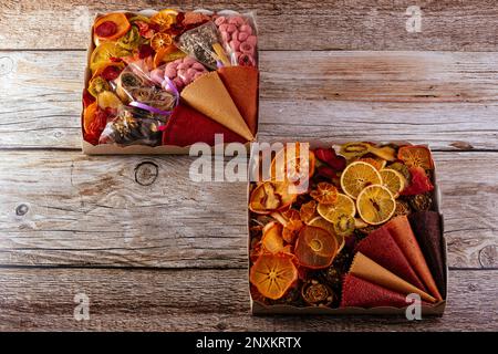 Hausgemachte Obstchips. Textur. Holzhintergrund Stockfoto