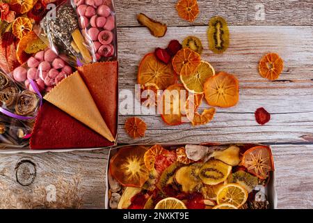 Hausgemachte Obstchips. Textur. Holzhintergrund Stockfoto