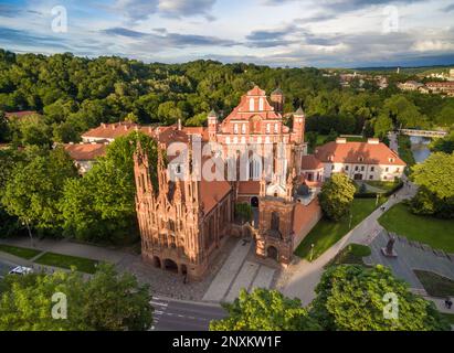 Altstadt von Vilnius und St. Anne Church mit einem Hügel aus drei Kreuzen im Hintergrund. Litauen. Sonnenlicht Stockfoto