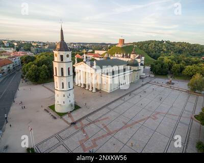 Kathedralenplatz in der Altstadt von Vilnius. Schloss Gediminas und Hügel der drei Kreuze und Palast der Großherzogs von Litauen Stockfoto