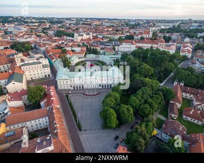 Altstadt von Vilnius und Präsidentenpalast mit Hinterhof der Universität Vilnius im Hintergrund. Litauen Stockfoto