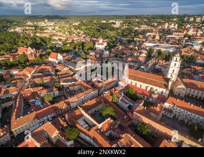Altstadt von Vilnius mit St. Anne Church und St. Johns Kirchenglockenturm mit Uzupis Republik im Hintergrund. Stockfoto