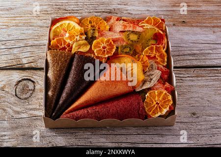 Hausgemachte Obstchips. Textur. Holzhintergrund Stockfoto