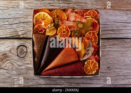 Hausgemachte Obstchips. Textur. Holzhintergrund Stockfoto