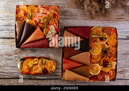 Hausgemachte Obstchips. Textur. Holzhintergrund Stockfoto