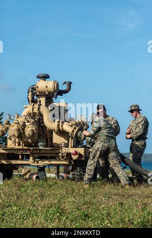 MARINESTÜTZPUNKT GUAM, Santa Rita, Guam (14. Februar 2023) Marinebataillons, die unter dem Kommandeur operieren, Task Force 75 und Marines aus dem Combat Logistics Regiment 3 führen während der Zeit von COPE North 2023 am Marinestützpunkt Guam am am am, 14. Februar 2023, eine Weiterentwicklung des verteilten Küstenlittoralen operativen Treibstofftransfersystems (DLOFTS) durch. Die multilaterale Schulungsveranstaltung umfasst etwa 1.000 US-Bürger Flugzeuge, Marines und Matrosen neben 1.000 kombinierten Mitgliedern der Japan Air Self-Defense Force, der Royal Australian Air Force und der französischen Air- und Space Force. Übungen wie Cope North verbessern die Interoperabilität Stockfoto