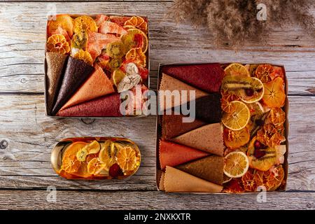 Hausgemachte Obstchips. Textur. Holzhintergrund Stockfoto