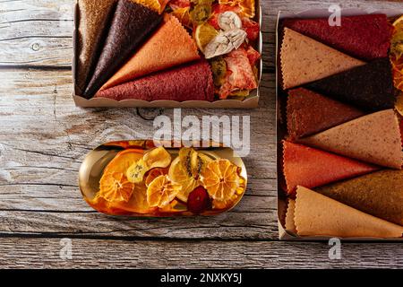 Hausgemachte Obstchips. Textur. Holzhintergrund Stockfoto