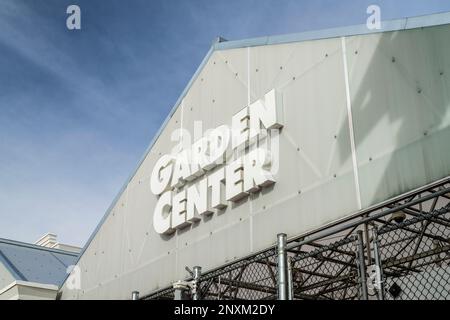 Fort Collins, CO, USA - 27. Januar 2023: Eingangsschild für Garden Center of Lowe's, ein amerikanisches Einzelhandelsunternehmen, das sich auf Heimwerkerbedarf spezialisiert hat. Stockfoto