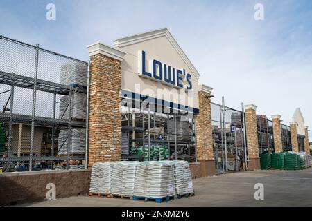 Fort Collins, CO, USA - 27. Januar 2023: Eingangsschild für Lowe's Garden Department, ein amerikanisches Einzelhandelsunternehmen, das sich auf Heimwerkerbedarf spezialisiert hat. Stockfoto