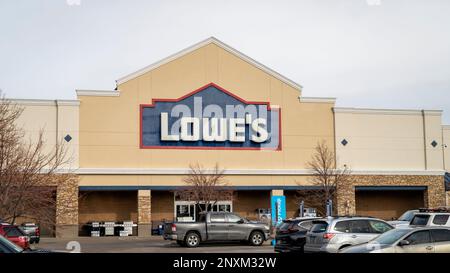 Fort Collins, CO, USA - 27. Januar 2023: Eingangsschild für Lowe's, ein amerikanisches Einzelhandelsunternehmen, das sich auf Heimwerkerbedarf spezialisiert hat. Stockfoto