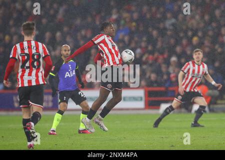 Sheffield, Großbritannien. 01. März 2023. Andre Brooks #35 von Sheffield United kontrolliert den Ball während des fünften Spielspiels des Emirates FA Cup Sheffield United gegen Tottenham Hotspur in Bramall Lane, Sheffield, Großbritannien, 1. März 2023 (Foto von Gareth Evans/News Images) in Sheffield, Großbritannien, am 3./1. März 2023. (Foto: Gareth Evans/News Images/Sipa USA) Guthaben: SIPA USA/Alamy Live News Stockfoto