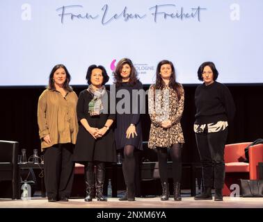 Köln, Deutschland. 01. März 2023. Schauspielerin Eva Mattes (l-r), Journalistin Ferdos Forudastan, Schriftstellerin Asal Dardan, Politikwissenschaftlerin Azadeh Zamirirad und Journalistin Isabel Schayani sind vor der Veranstaltung im Kölner Sartory Saal auf der Bühne. Das Literaturfestival lit.Cologne beginnt mit einer Solidaritätsveranstaltung für iranische Frauen. Kredit: Thomas Banneyer/dpa/Alamy Live News Stockfoto