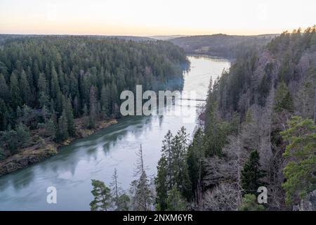 Skandinavischer Blick auf die Wildnis über den Fluss Gota alv von Kopparklinten Stockfoto