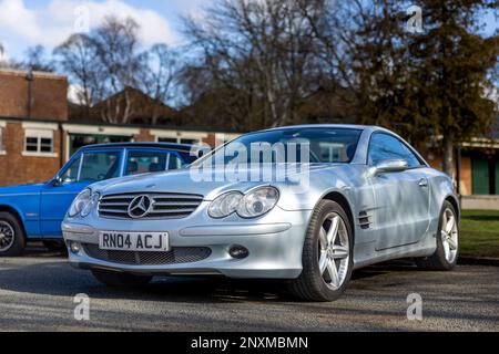 2004 Mercedes-Benz SL-Klasse „RN04 ACJ“ wird am 26. Februar 2023 im Bicester Heritage Centre ausgestellt. Stockfoto