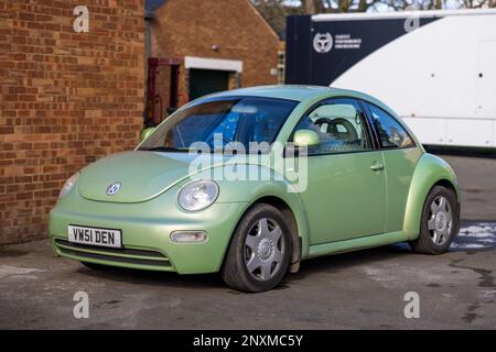 2001 Volkswagen New Beetle „VW51 DEN“ am 26. Februar 2023 im Bicester Heritage Centre ausgestellt. Stockfoto