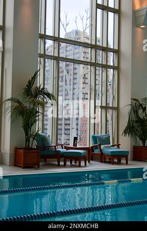 CHICAGO, ILLINOIS, USA - 12. Dezember 2015: Pool mit Sonnenliegen im Luxushotel in der Innenstadt von Chicago Stockfoto