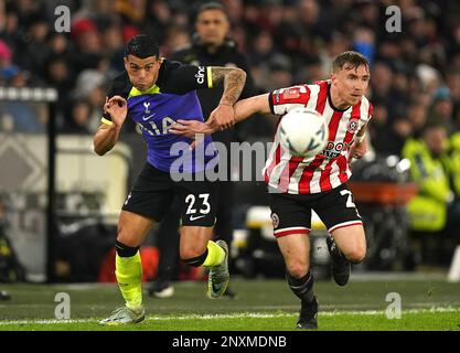 Tottenham Hotspur's Pedro Porro (links) und Sheffield United's Ben Osborn kämpfen beim fünften Spiel des Emirates FA Cup in Bramall Lane, Sheffield um den Ball. Bilddatum: Mittwoch, 1. März 2023. Stockfoto