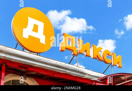 Moskau, Russland - 6. August 2022: Schild mit dem Logo des russischen Einzelhändlers Dixy am Himmel Stockfoto