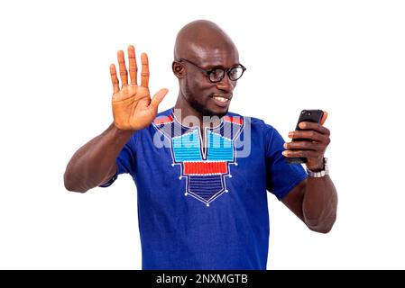 Porträt eines glücklichen Geschäftsmannes, der ein Handy benutzt und mit der Hand eine Stoppbewegung macht. Stockfoto