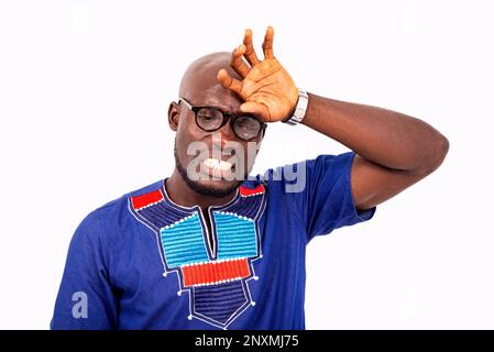 Porträt eines besorgten jungen Mannes, der Hand auf der Stirn hält. Stockfoto