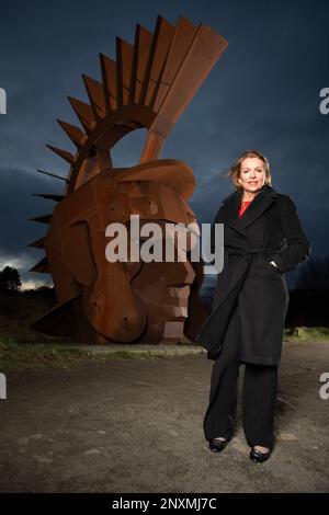 Cumbernauld, Schottland, Großbritannien. 1. März 2023. ABBILDUNG: Ash Regan MSP neben Silvanus, der sieben Meter hohen niederländischen römischen Skulptur, kurz bevor sie in das neue Theater der schottischen Nationalpartei (SNP) geht. Kandidaten: Ash Regan MSP, Kate Forbes MSP und Humza Yousaf MSP, die Siegerin der schottischen Nationalpartei (SNP) und erster schottischer Minister, nachdem Nicola Sturgeon ihre Absicht bekannt gegeben hatte, im Laufe des Monats zurückzutreten. Kredit: Colin D Fisher/CDFIMAGES.COM Kredit: Colin Fisher/Alamy Live News Stockfoto