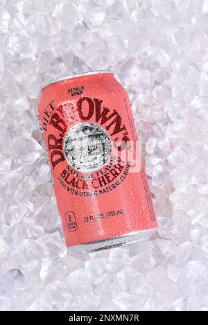 IRIVNE, KALIFORNIEN - 01. MÄRZ 2023: Eine Dose Dr. Browns Diet Black Cherry Soda in einem Bett aus Eis. Stockfoto