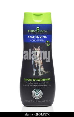 IRIVNE, KALIFORNIEN - 01. MÄRZ 2023: Eine Flasche FURminator DESHedding Conditioner für Hunde. Stockfoto