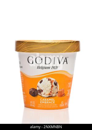 IRIVNE, KALIFORNIEN - 01. MÄRZ 2023: Ein Karton Godiva Caramel umarmt Eiscreme. Stockfoto