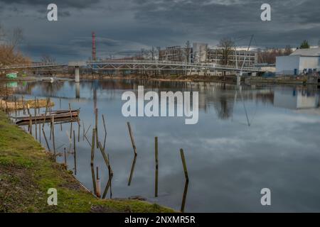 Fluss Otava und Wehr mit Fußgängerbrücke in der Nähe der Stadt Pisek in Südböhmen am Winterabend Stockfoto